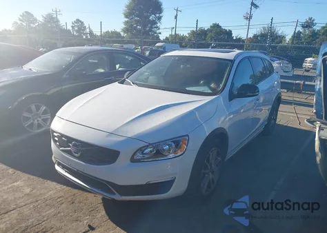 2018 Volvo V60 Cross Country T5 z USA, uszkodzony, nr VIN YV440MWK4J2059055
